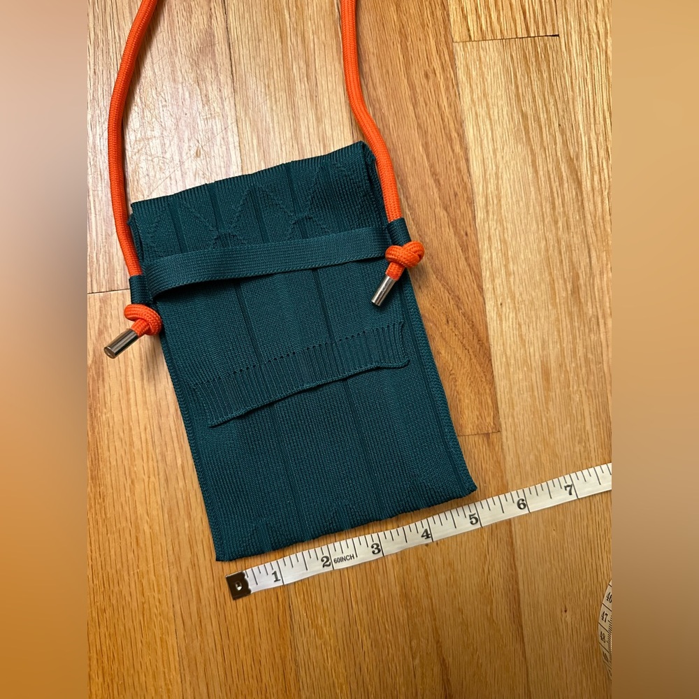 Color block knitted pouch - Picture 3 of 6